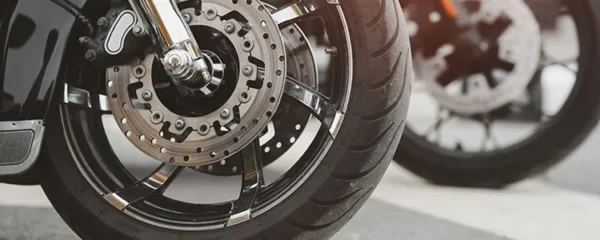 Optimisez vos performances : choisir les meilleurs pneus pour votre moto